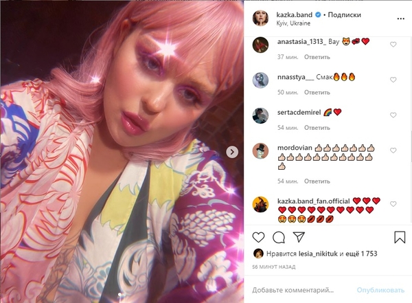 "Вау, неожиданно": Вокалистка KAZKA с розовыми волосами засветила пышную грудь