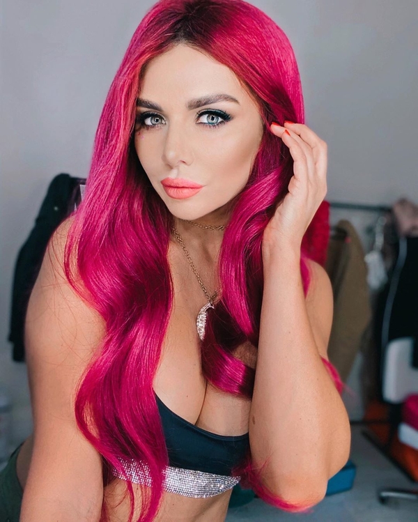 "Оставить вырез?": Седокова не удержала пышную грудь в эффектном платье