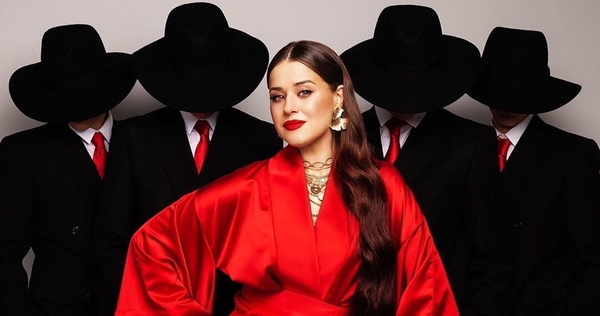 "Я тобі не мамка": Жена Dzidzio показала фигуру в купальнике в новом клипе