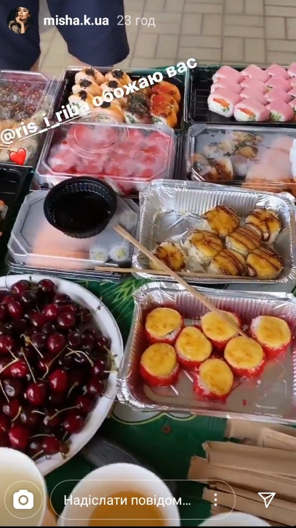 "Букеты и праздничный стол": Холостячка Мишина показала яркие фото со дня рождения
