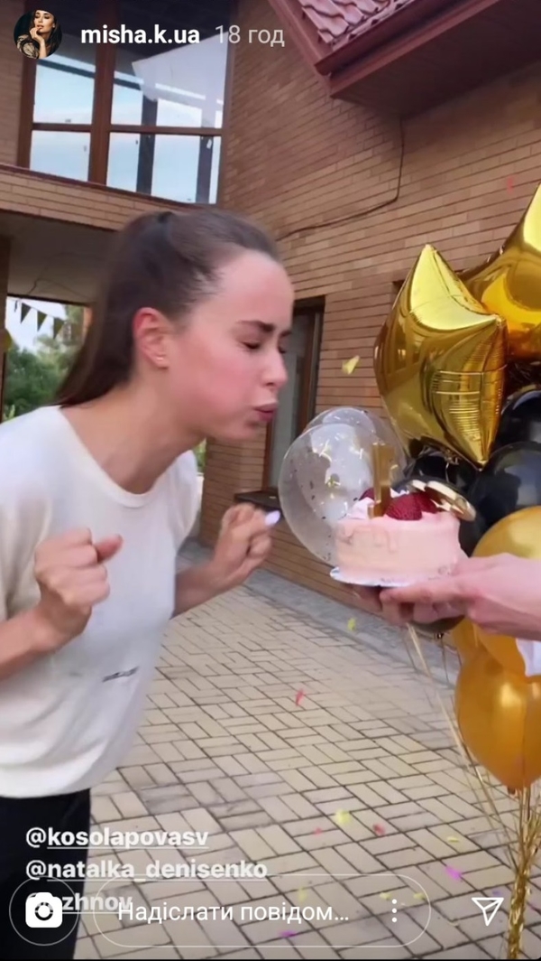 "Букеты и праздничный стол": Холостячка Мишина показала яркие фото со дня рождения