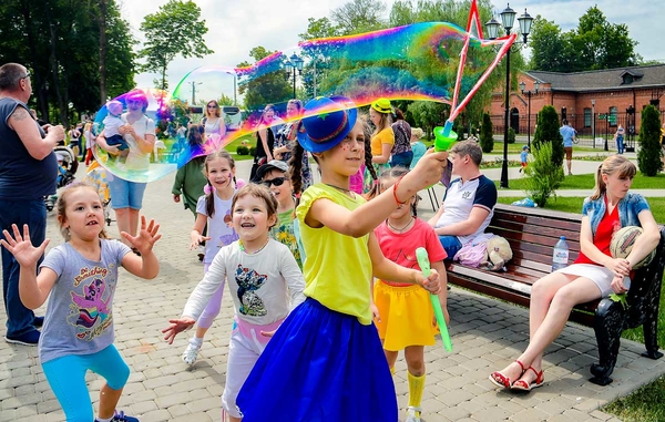 Пьяные операторы: кто контактирует с вашими детьми в парке развлечений