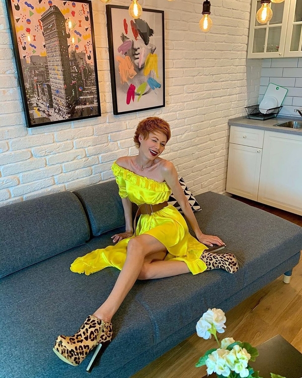 Не ходит, а бегает: Елена-Кристина Лебедь рассказала о своем отношении к туфлям на высоких каблуках