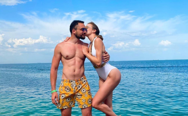 Новая девушка Эдгара Каминского в купальнике поздравила его с днем медработника