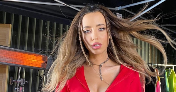 В мини-юбке и гольфах: Дорофеева похвасталась новым образом в стиле аниме