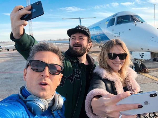 С крокодилом у окна: украинские ведущие дали мастер-класс по селфи