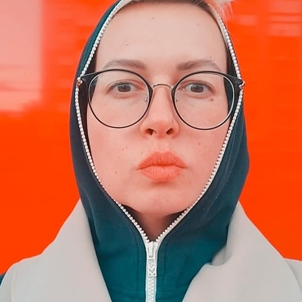 Яся из шоу Майкла Щура появилась в женственном образе и драгоценностях