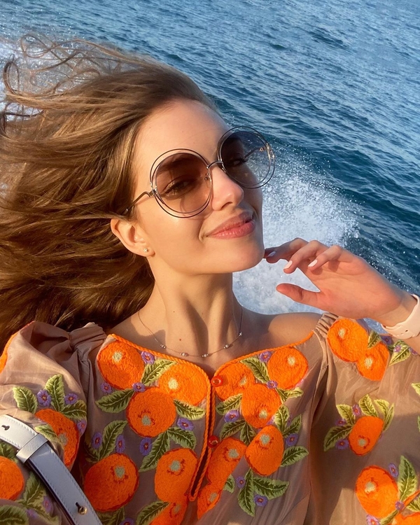 "Красота": Супруга Комарова засветила фигуру в полупрозрачном наряде