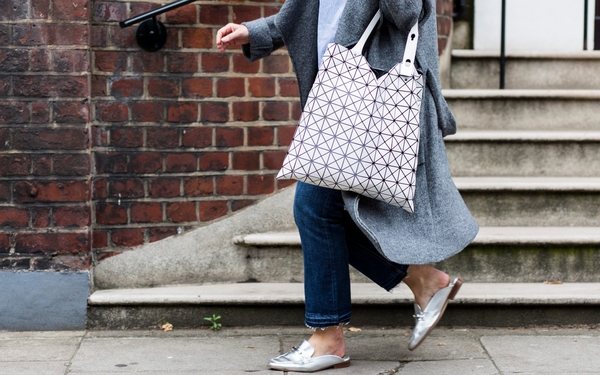 Призрак 90-х: С чем носить самую универсальную обувь лета 2020