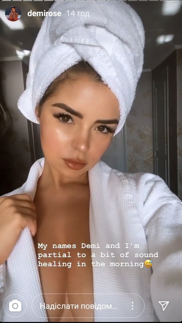 "Горячая малышка": Деми Роуз показала, как за год изменились ее "прелести"