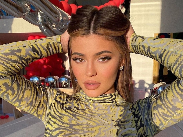 "Слишком хорошо": Богачка Кайли Дженнер показала роскошную грудь в белье