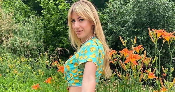 "За мной следят...": Леся Никитюк соблазнительно позировала в поле