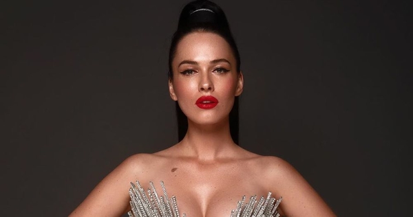 Соблазнительная Даша Астафьева засветила пышную грудь