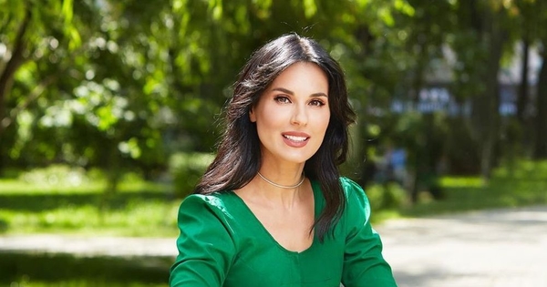 На черешне: Маша Ефросинина оголила плоский животик