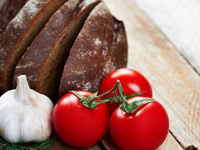 Томатный хлеб с вялеными помидорами и пряными травами