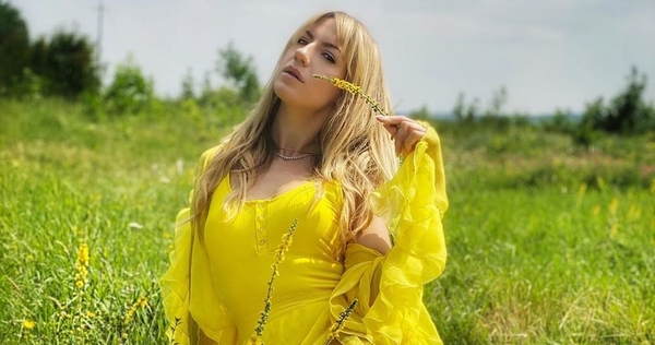 В топе и мини-шортах: Леся Никитюк поразила стройностью