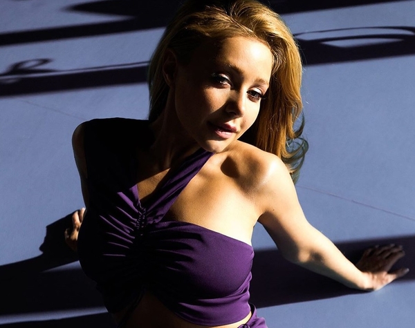 "Но это же не Тина?": В Сети обсуждают провокационное видео с "ногами Кароль"