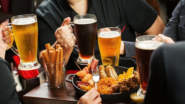 Дешевое пиво вместо крафтового: как разоблачить обман бармена