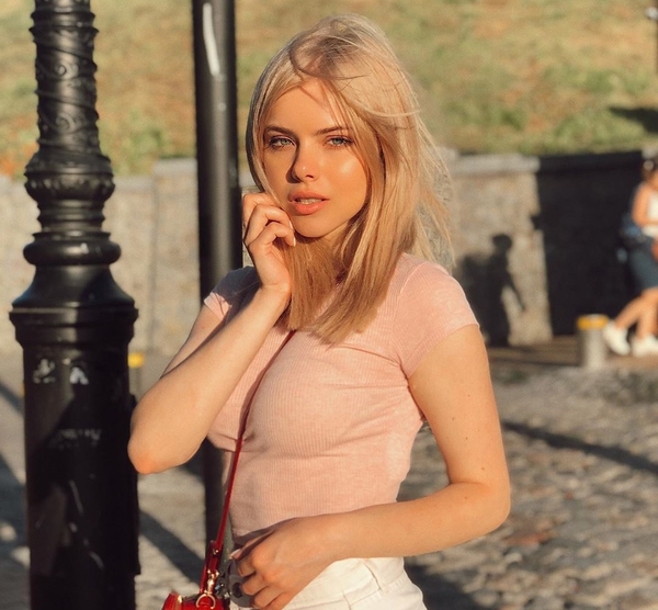 "Живу с LAUD": 20-летняя звезда сериала "Школа" сообщила о переезде