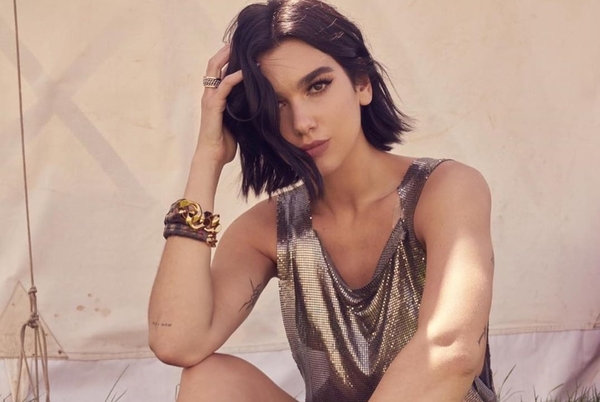 Дуа Липа показала, как занимается йогой на свежем воздухе