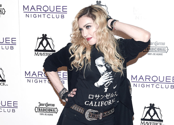 Мадонна удивила фанов обнаженным снимком с костылем