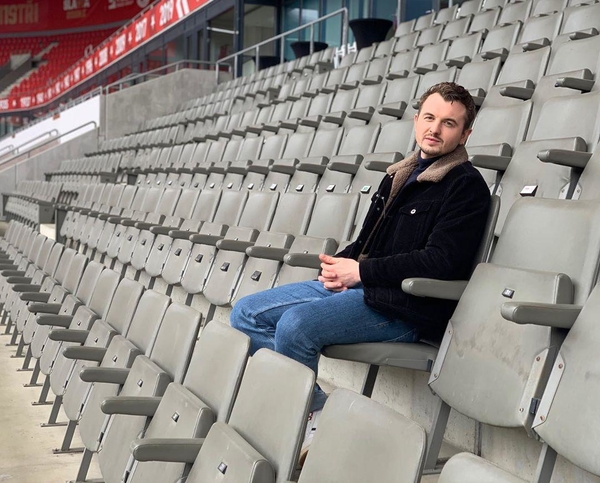 Женя Янович: "Мне нужно куда-то бежать, что-то видеть, где-то влезть"