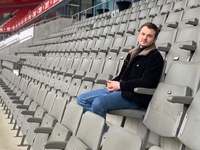 Женя Янович: "Мне нужно куда-то бежать, что-то видеть, где-то влезть"