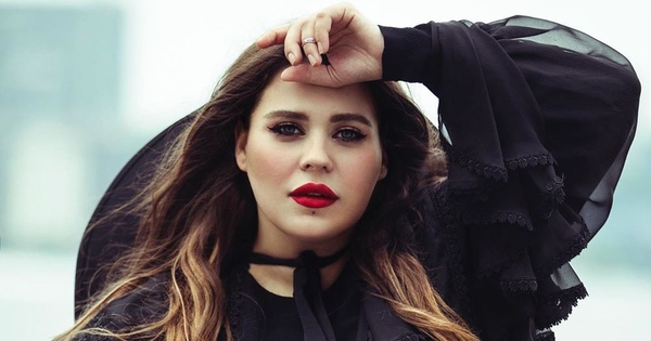 В полотенце и с ярким макияжем: Солистка KAZKA удивила новым образом