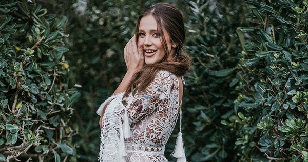 Победительница "Холостяка 10" объявила о романе с мужчиной, старше ее на 20 лет