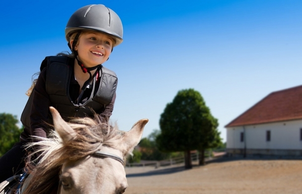 Проверь седло и шлем: как безопасно кататься верхом в парке