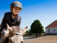 Проверь седло и шлем: как безопасно кататься верхом в парке