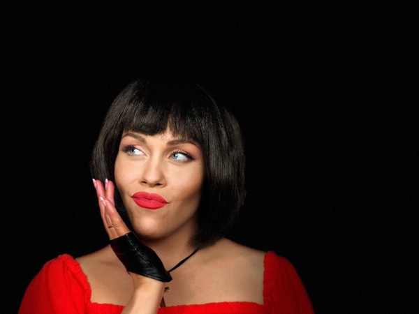 "Не вона": певица ALYOSHA кардинально сменила образ для нового видео