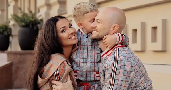 Влад Яма очаровал Сеть трогательной фотосессией с женой и 5-летним сыном