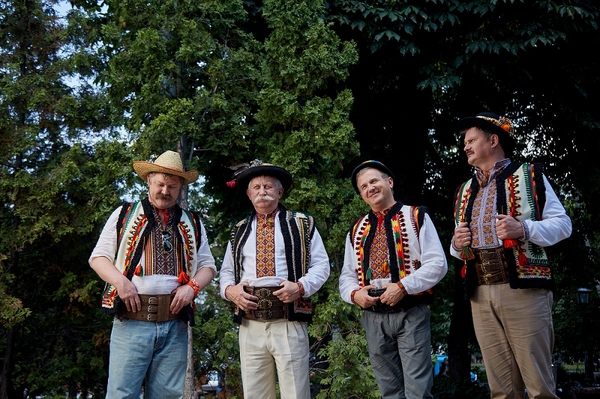 Актеры сериала “Великі Вуйки. Вдома краще” раскрыли свои любимые места отдыха в Украине