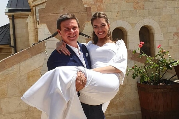 Дмитрий Комаров признался, что подарил молодой жене на годовщину свадьбы