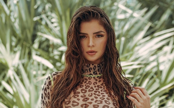 "Малышка, да ты мечта": Деми Роуз обнажила пышную грудь в пикантном наряде