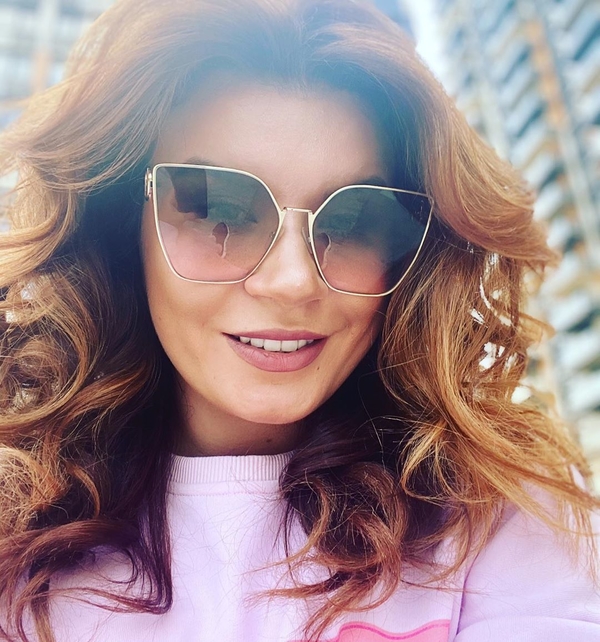 "Вы потрясающая": Фото супруги Монатика с глубоким декольте расхвалили в Сети