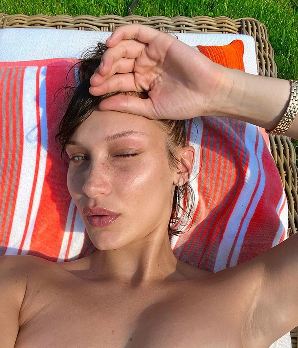 Самая красивая знаменитость выставила эффектное фото в купальнике