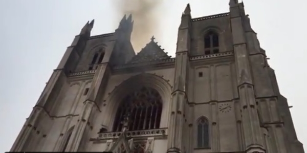 Загорелся один из крупнейших готических соборов Франции - видео