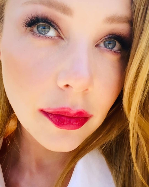 "Платье странное": Тина Кароль засветила грудь в откровенном наряде