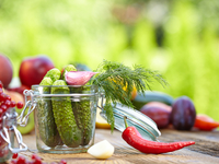 Огурцы с красной смородиной на зиму: необычная заготовка