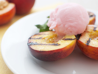 Персики на гриле с сыром горгондзола и медом