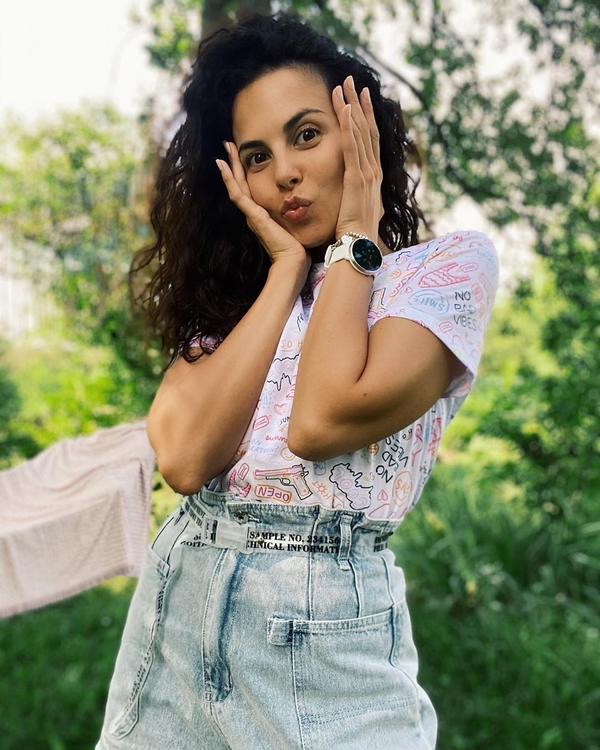 "Огненная чертовка": Каменских в пикантных позах подразнила Сеть