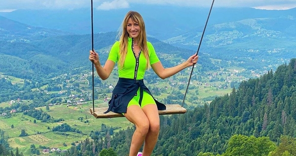 Леся Никитюк покорила Сеть снимком в украинском наряде на фоне Карпат