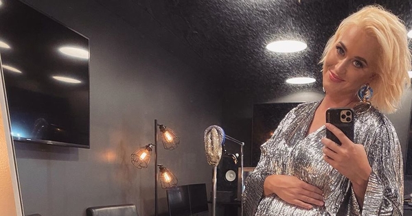 Кэти Пэрри обнажила животик на последнем месяце беременности