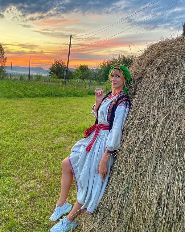 Игривый кадр: Никитюк показала длинные ноги в соблазнительном наряде