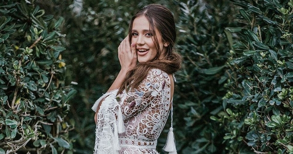 Победительница "Холостяка 10" заинтриговала снимками в свадебном платье