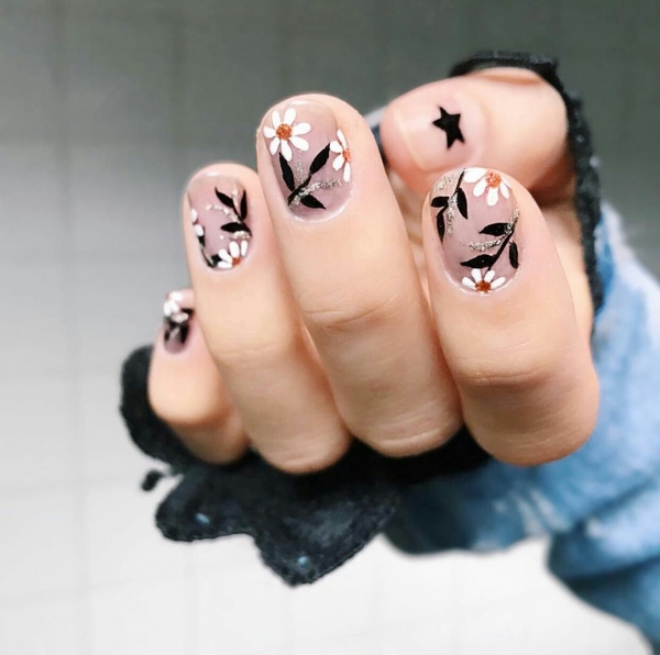 Трендовые ноготки: ТОП-10 стильных дизайнов летнего маникюра