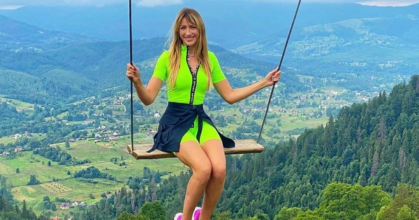 "Сбылась еще одна мечта": Леся Никитюк в откровенном топе позировала на фоне Синевира