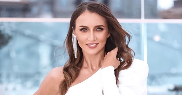 "Ты же мать": Анна Ризатдинова засветила грудь в откровенном платье